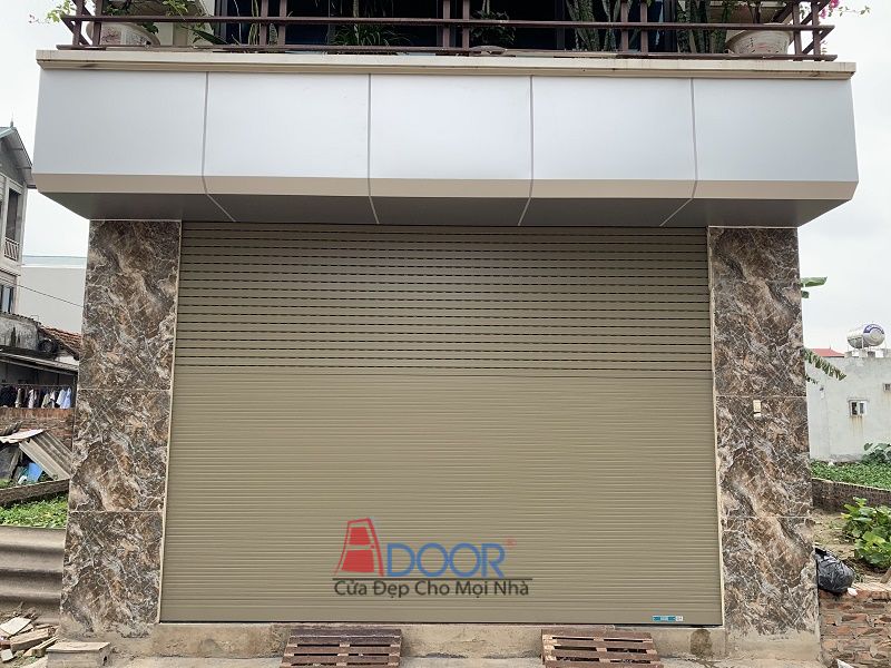 Mẫu cửa cuốn nan nhôm khe thoáng điều chỉnh được lắp đặt tại mặt tiền ngôi nhà