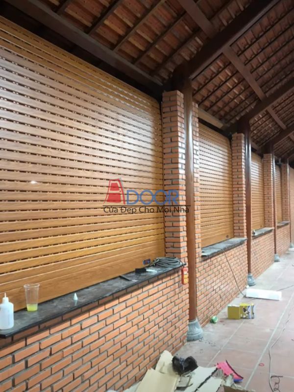 Cửa cuốn khe thoáng Adoor vân gỗ sang trọng phù hợp không gian mang phong cách cổ điển hoặc Á Đông.