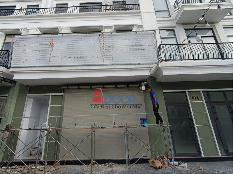 Đội ngũ kỹ thuật lắp đặt cửa tại công trình lắp đặt chuyên nghiệp, đảm bảo an toàn và thẩm mỹ