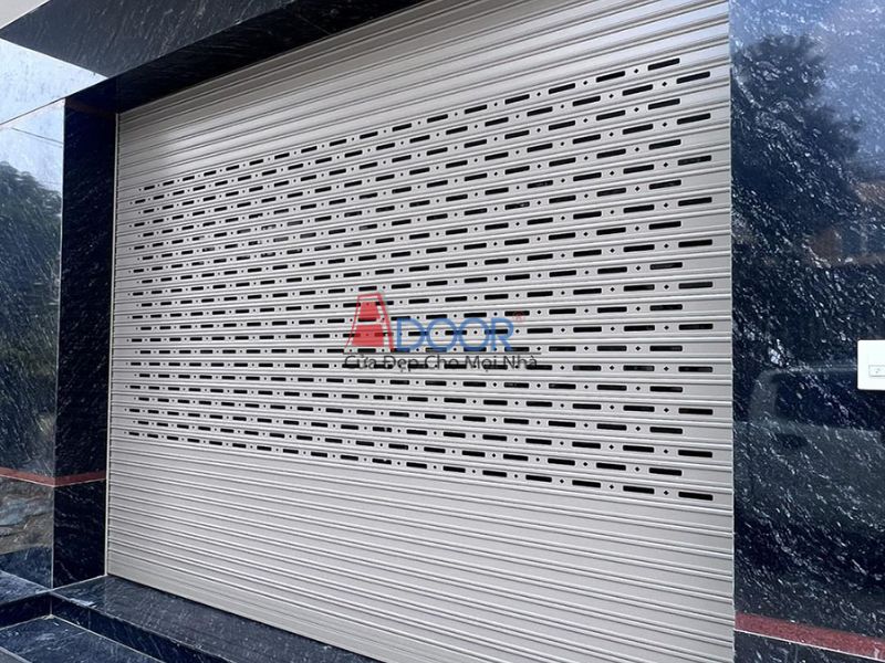 Góc cận cảnh nan lớn của cửa cuốn Adoor, nhấn mạnh thiết kế độc đáo và khả năng lấy sáng, thông gió tối ưu