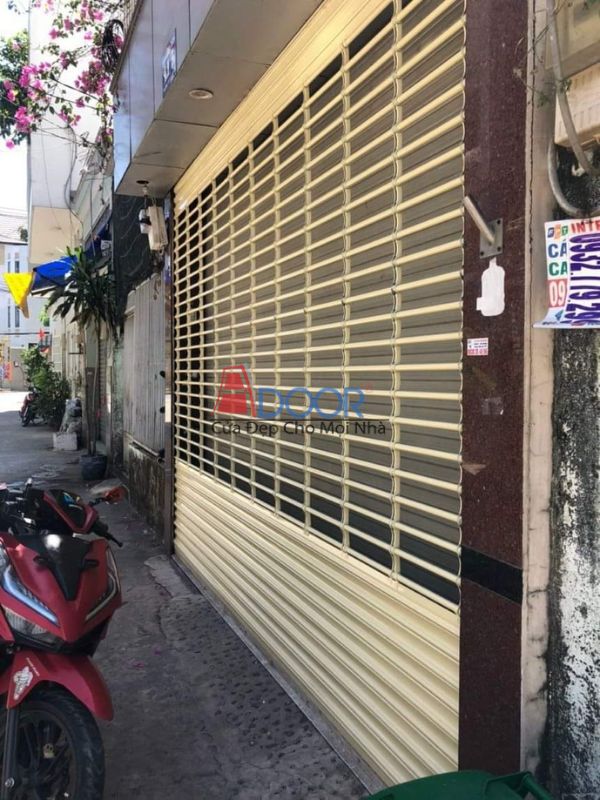 Cửa cuốn Adoor khe thoáng nan lớn hiện đại lắp đặt tại biệt thự, tạo không gian mở rộng và sang trọng
