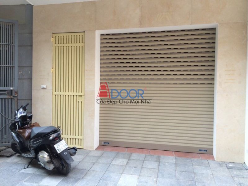 Cửa cuốn khe thoáng kéo tay thiết kế đơn giản, dễ sử dụng, không cần dùng điện