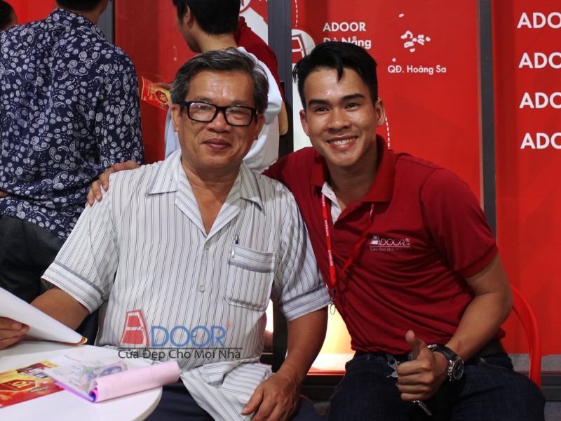 Khách hàng chia sẻ trải nghiệm hài lòng với sản phẩm và dịch vụ của Adoor