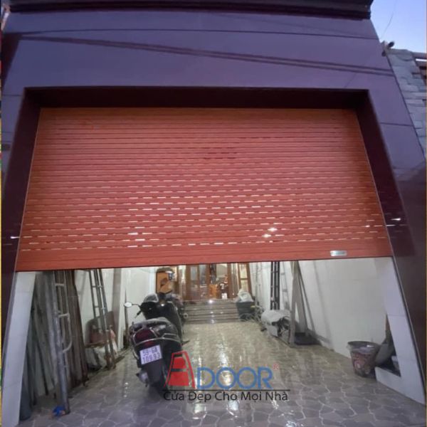 Cửa cuốn Adoor khe thoáng sơn vân gỗ cao cấp, mang lại vẻ đẹp tự nhiên và sang trọng cho ngôi nhà