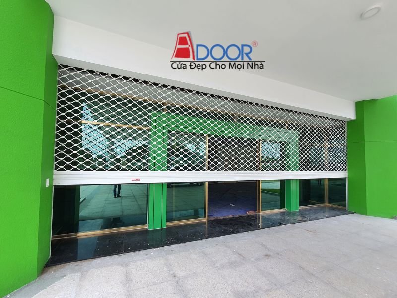 Cửa cuốn Adoor nan lưới mắc võng lắp đặt tại cửa hàng, tạo sự thông thoáng và dễ quan sát bên trong