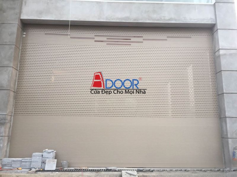 Mẫu cửa với thiết kế nan mang tính thẩm mỹ cao, nổi bật mặt tiền nhà