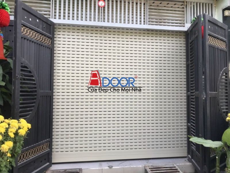 Cửa cuốn Adoor nan nhôm truyền thống lắp đặt tại mặt tiền nhà phố, đảm bảo an ninh và thông gió