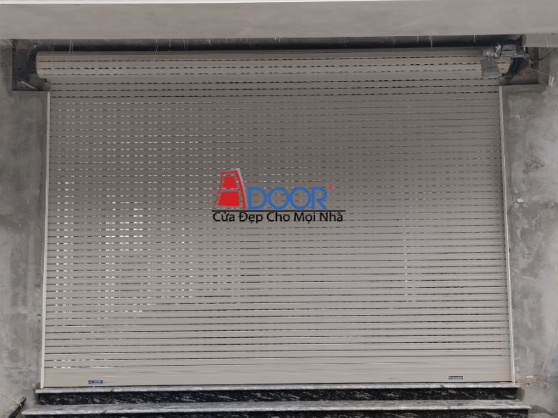 Cửa tích hợp công nghệ mở bằng remote, cảm biến vật cản, kết nối với điện thoại và hệ thống nhà thông minh