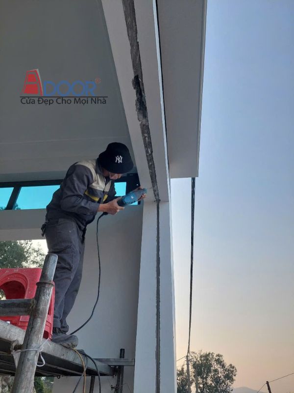 Kỹ thuật viên Adoor thực hiện các bước lắp đặt cửa nhôm trượt quay một cách chuyên nghiệp
