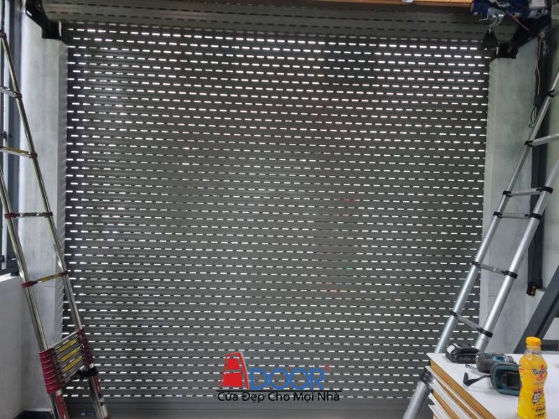 Mẫu cửa cuốn Adoor khe thoáng tối ưu hóa không gian và tầm nhìn