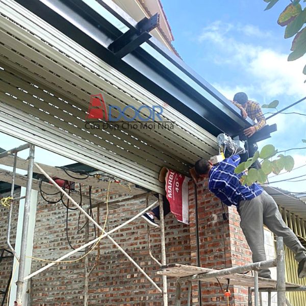 Đội ngũ thi công Adoor lắp đặt cửa cuốn tại nhà khách hàng