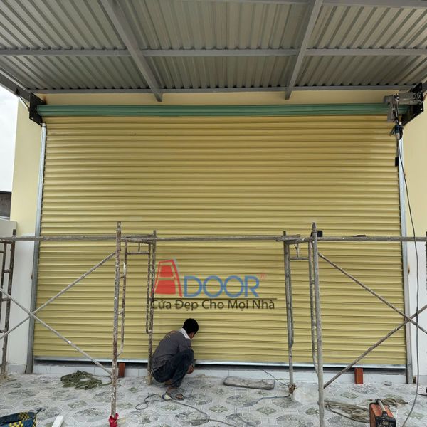 Cửa cuốn tấm liền Adoor lắp đặt cho mặt tiền cửa hàng, mang lại sự kín đáo