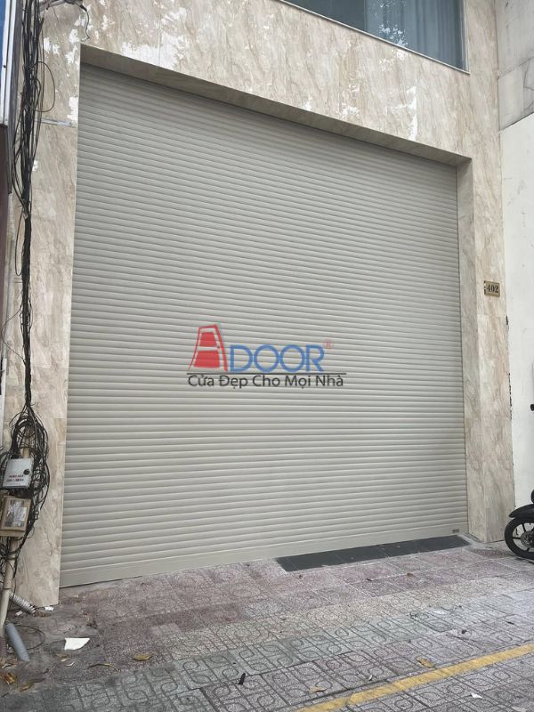 Mẫu cửa tấm liền Adoor nổi bật với độ dày vượt trội và độ kín tuyệt đối