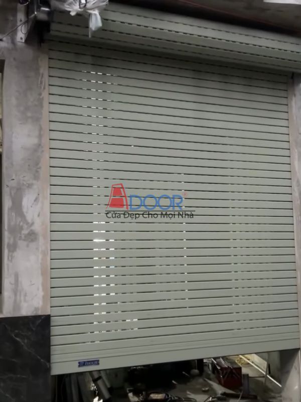 Cửa cuốn khe thoáng cho phép lấy sáng và thông gió tự nhiên, tạo không gian mở
