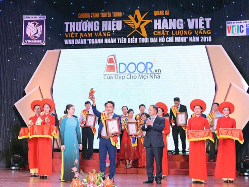 Đại diện Adoor tự hào nhận giải thưởng "Thương hiệu vàng Việt Nam"