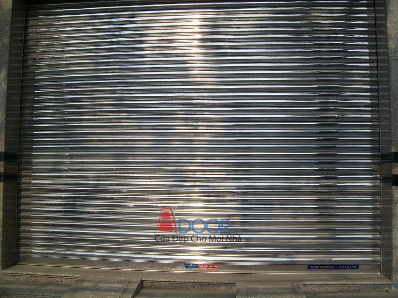 Cửa cuốn inox sáng bóng tạo vẻ đẹp hiện đại và sang trọng