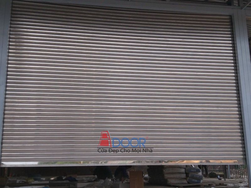 Mẫu cửa cuốn inox lắp đặt tại kho hàng chống ăn mòn, phù hợp khí hậu gần biển