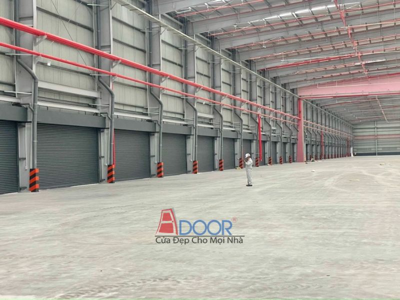 Cửa cuốn thép màu xám lắp tại xưởng
