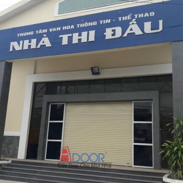 Cửa tấm liền với motor tự động, thao tác nhẹ nhàng, vận hành êm