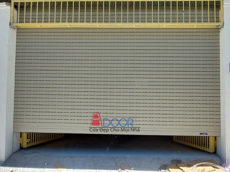 Mẫu cửa cuốn khe thoáng sơn xám bạc lắp đặt tại nhà phố