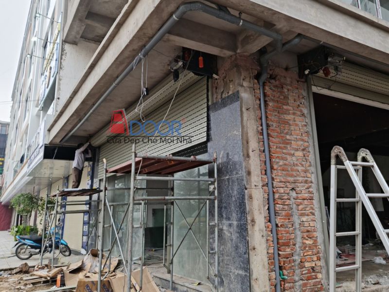 Đội ngũ lắp đặt của Adoor thực hiện lắp đặt cửa cuốn tại nhà dân