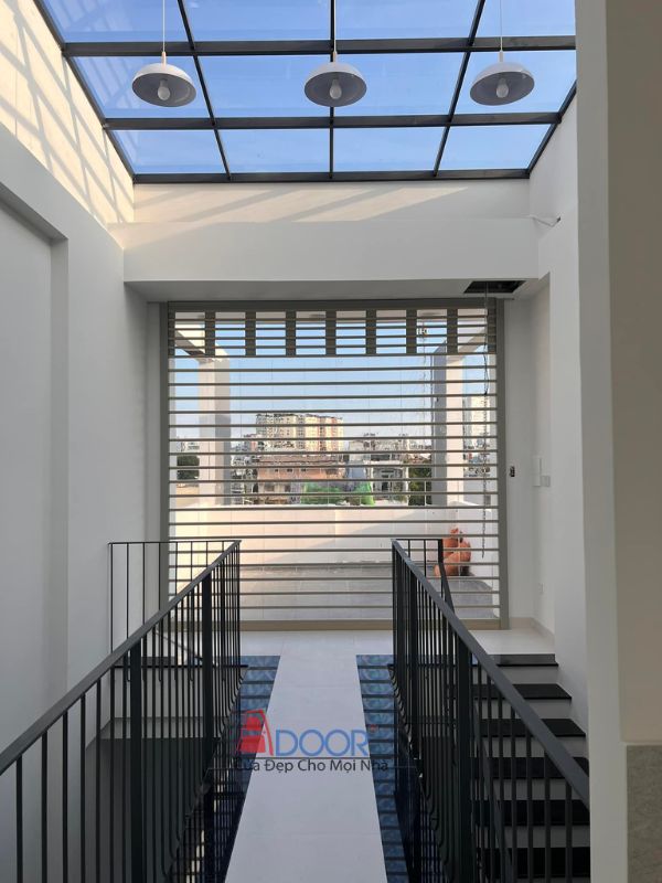 Cửa cuốn xuyên sáng polycarbonate tạo không gian mở hiện đại