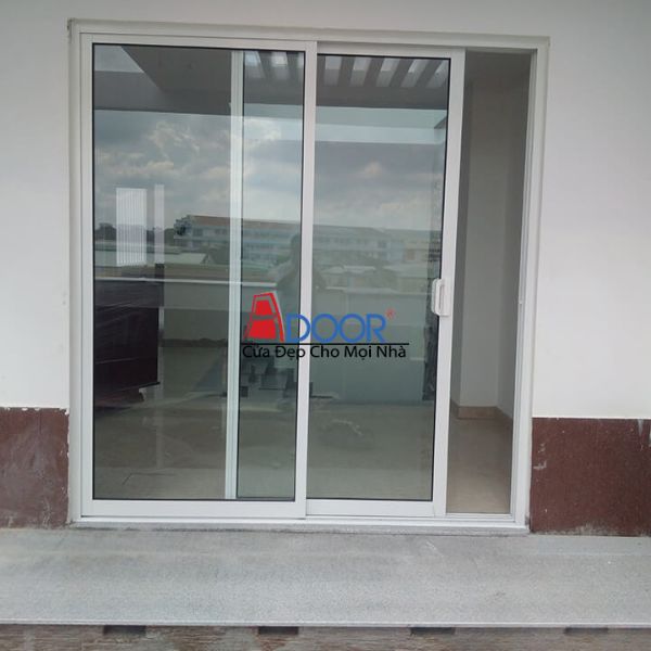 Cửa lùa 2 cánh màu trắng sứ mang vẻ đẹp sang trọng và hiện đại cho không gian