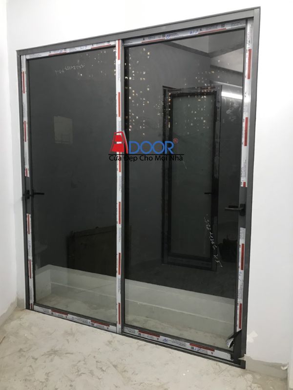 Cửa đi mở trượt không chia ô mang lại tầm nhìn toàn cảnh, kết nối không gian bên trong và bên ngoài