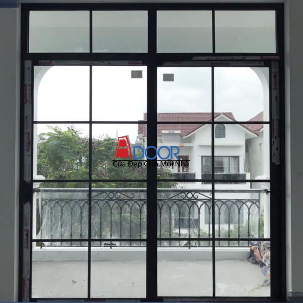 Cửa đi mở trượt 2 cánh nhôm Xingfa chia ô giúp cửa trông mềm mại hơn, tạo cảm giác cân đối