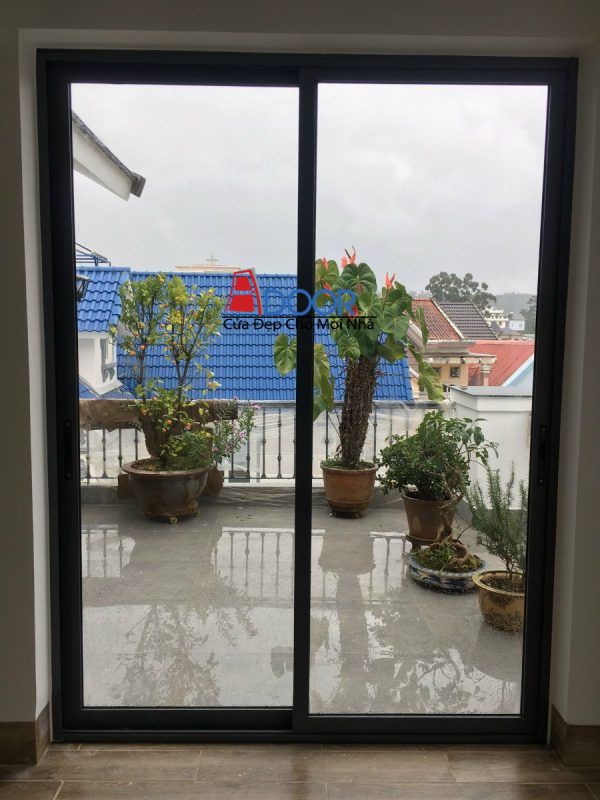 Cửa trượt 2 cánh giúp tận hưởng trọn vẹn cảnh quan bên ngoài từ ban công