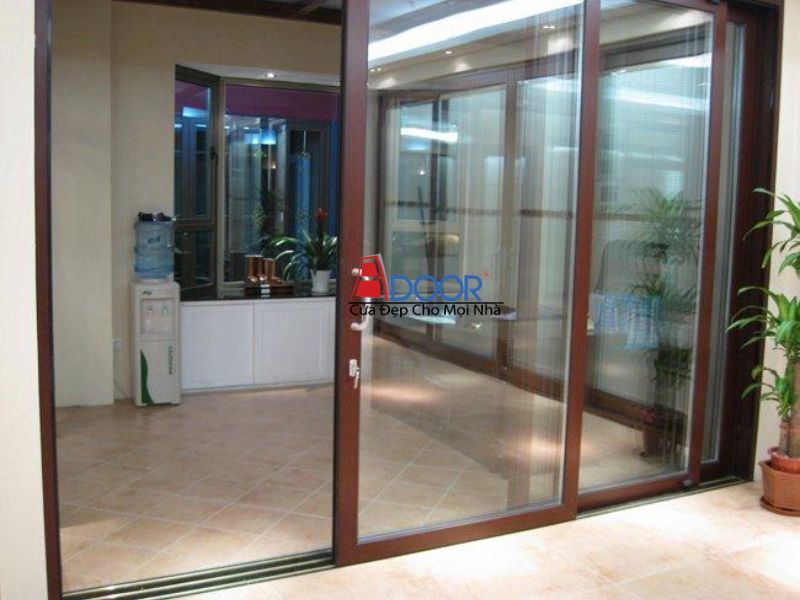 Cửa lùa Xingfa màu nâu toát lên vẻ đẹp đẳng cấp và cuốn hút