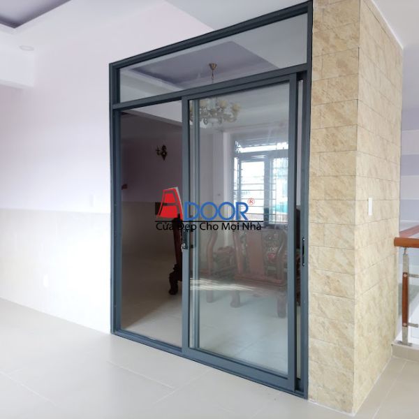 Cửa đi lùa 2 cánh màu ghi xám trung tính, hiện đại dễ dàng phối hợp với nhiều phong cách thiết kế