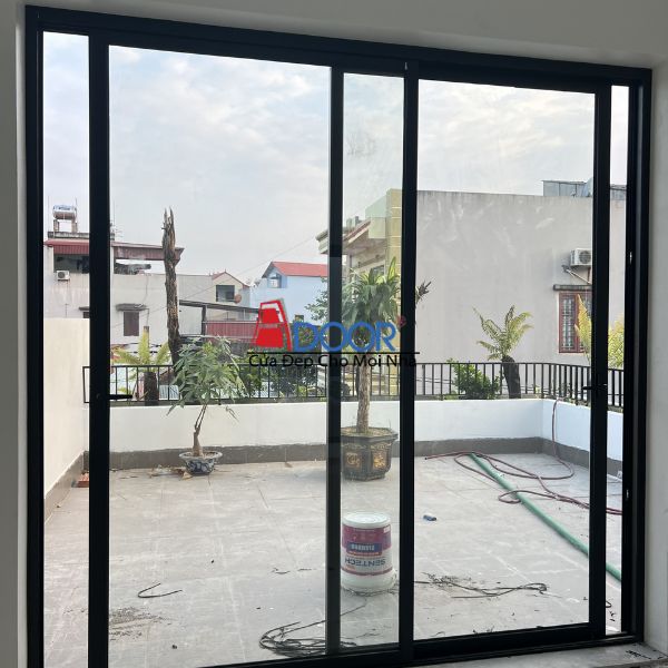 Cửa trượt Xingfa bề mặt sơn tĩnh điện màu đen tuyền giữ màu tốt, ít bị phai mờ
