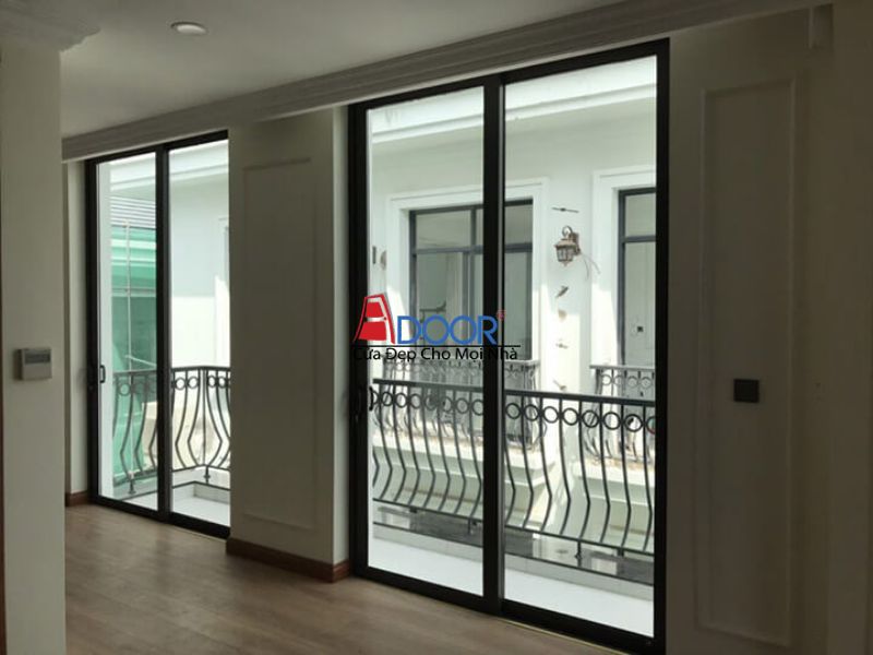 Cửa trượt màu đen tuyền tạo điểm nhấn mạnh mẽ, đầy cá tính cho không gian