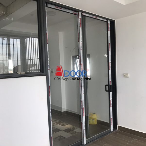 Cửa đi 2 cánh không chia ô cho phép ánh sáng và luồng không khí lưu thông tự do vào không gian sống
