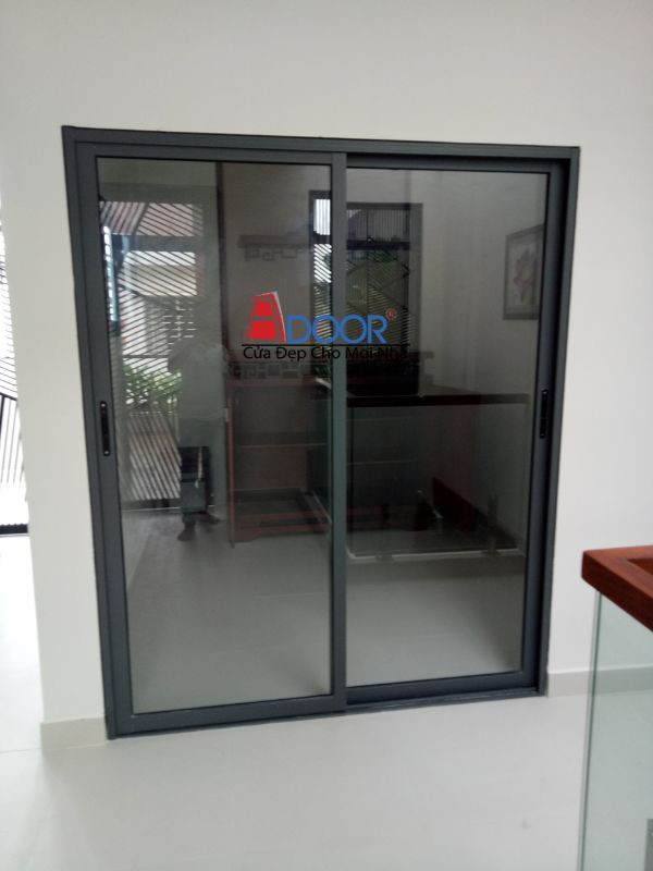 Cửa lùa nhôm Xingfa 2 cánh với bề mặt sơn tĩnh điện giúp cửa không bị gỉ sét