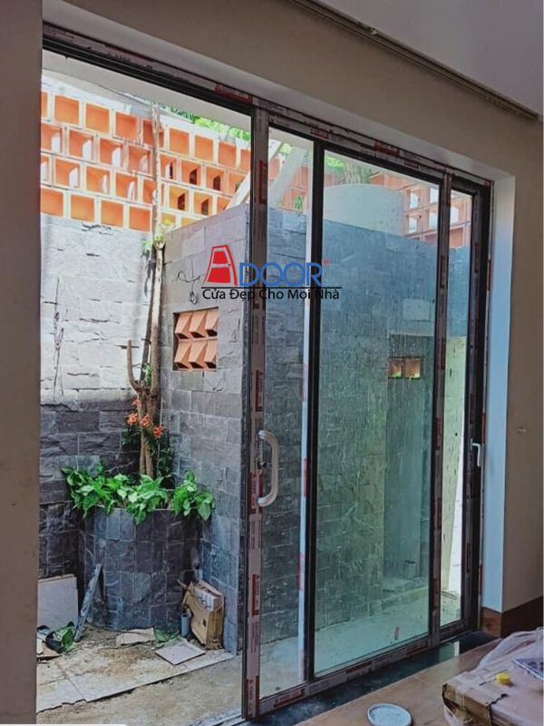 Cửa nhôm Xingfa 2 cánh mở lùa giúp cửa vận hành nhẹ nhàng, không gây tiếng ồn, nâng tầm trải nghiệm sống