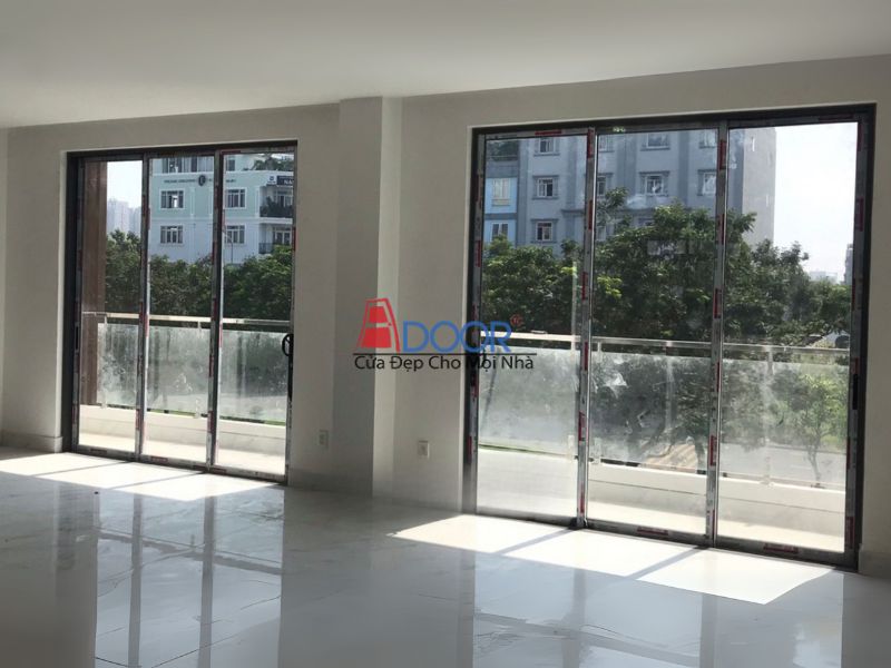 Cửa lùa 3 cánh ra ban công mở rộng tầm nhìn, kết nối không gian sống với thiên nhiên