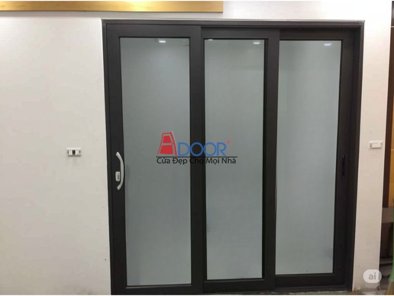 Cửa lùa 3 cánh kính mờ Xingfa đảm bảo sự riêng tư mà vẫn giữ được độ sáng tự nhiên