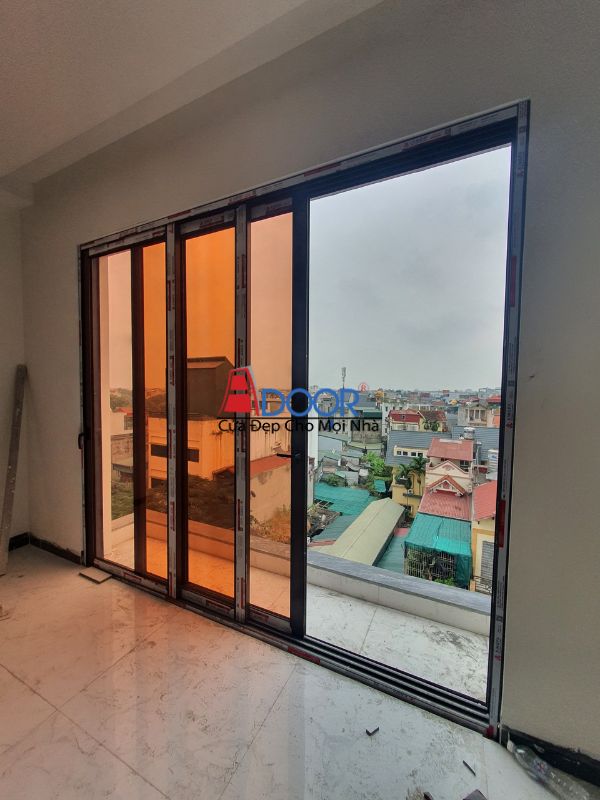 Cửa lùa Xingfa 3 cánh dẫn ra ban công, mang lại không gian mở cho gia đình