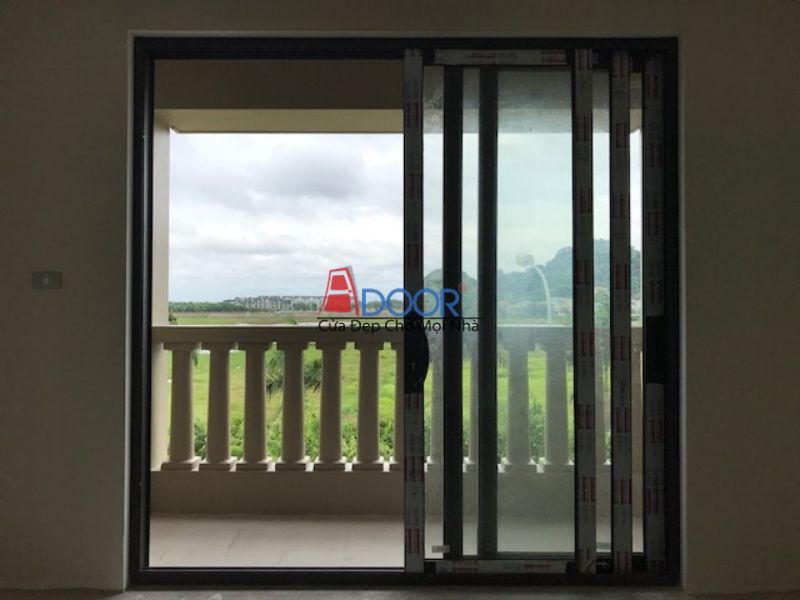 Cửa lùa 3 cánh kính trong hiện đại, đảm bảo an toàn với kính cường lực