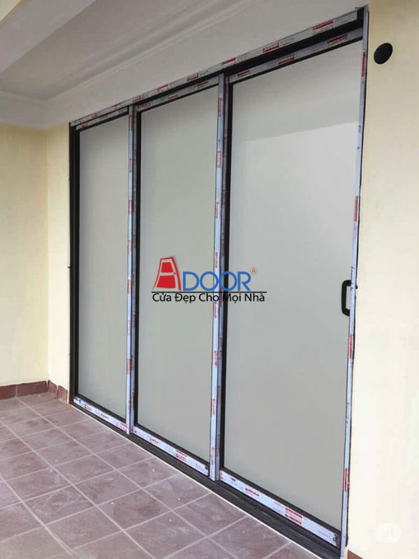 Cửa trượt 3 cánh kính mờ tạo cảm giác kín đáo nhưng vẫn thoáng sáng