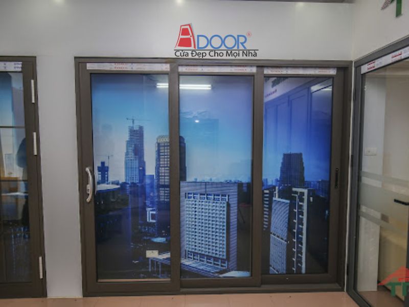 Cửa lùa Xingfa 3 cánh màu ghi sẫm, mang phong cách tối giản, hiện đại