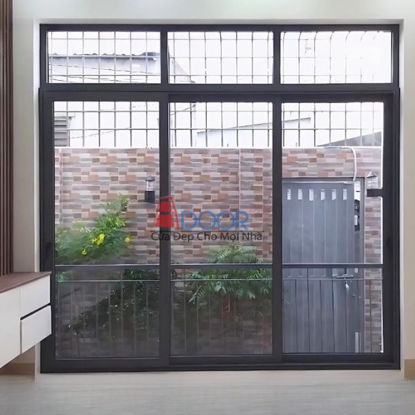 Cửa đi mở lùa nhôm Xingfa 3 cánh màu ghi sẫm nhã nhặn, dễ kết hợp nội thất