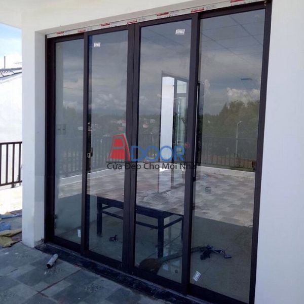 Cửa nhôm Xingfa 4 cánh mở lùa với kính trong suốt, mang lại không gian thông thoáng