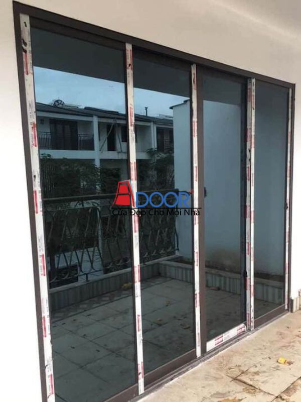 Cửa lùa 4 cánh nhôm Xingfa kết hợp kính phản quang cao cấp, giúp chống chói