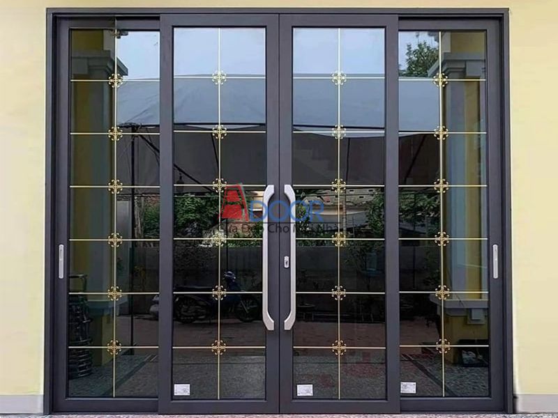 Cửa mở trượt Xingfa với kính hộp có nan trang trí, tạo điểm nhấn độc đáo và tăng thêm tính thẩm mỹ