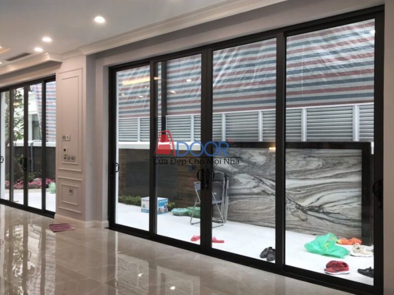 Cửa đi mở trượt 4 cánh màu đen phong cách hiện đại và nổi bật