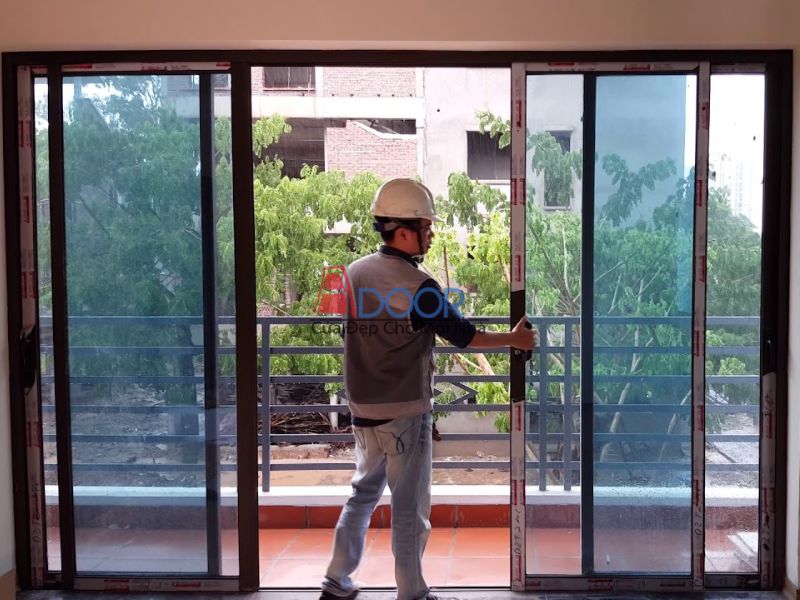 Cửa đi mở trượt 4 cánh nhôm Xingfa ban công mở rộng không gian ra thoáng đãng