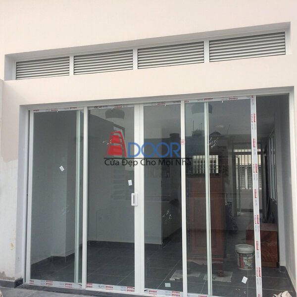 Cửa mở lùa 4 cánh thiết kế tối giản, nổi bật không gian sống